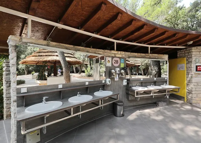 Kompleks wypoczynkowy Pine Beach Mobile Homes All Inclusive *