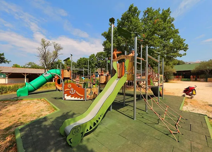 Kompleks wypoczynkowy Pine Beach Mobile Homes All Inclusive Pakoštane