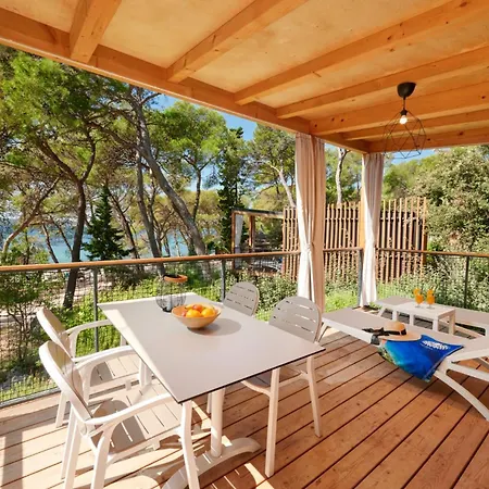 Pine Glamping Homes ホリデーパーク *