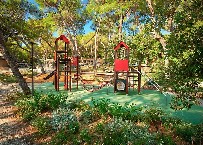 Kompleks wypoczynkowy Pine Beach Mobile Homes All Inclusive *